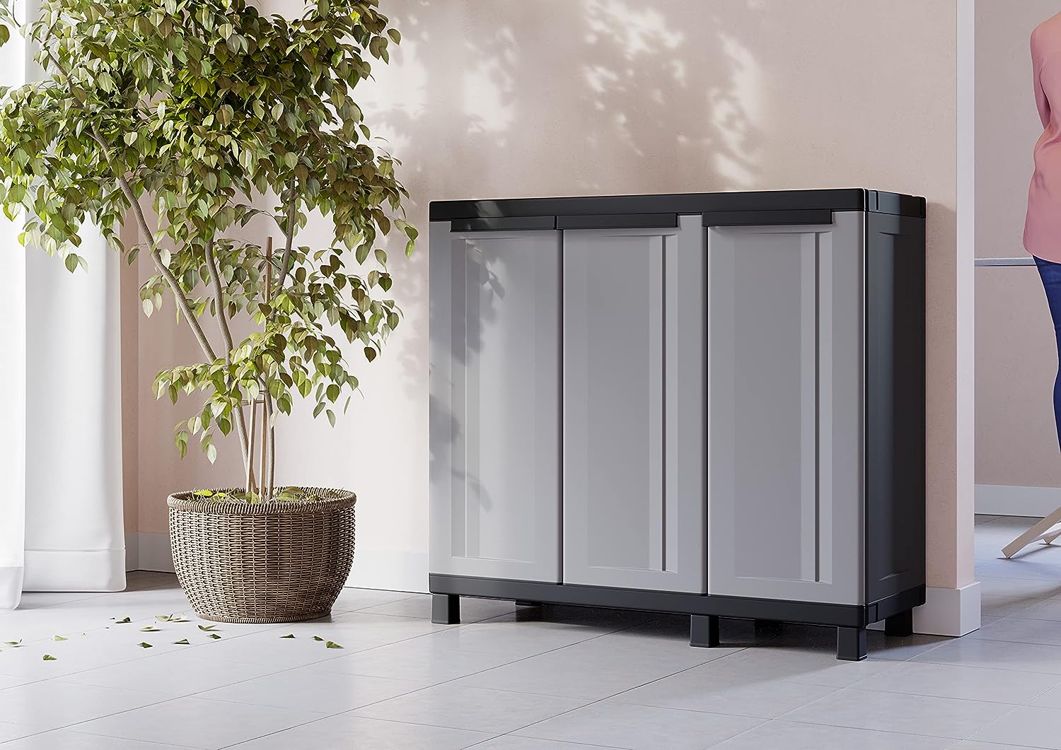 Armario Multifunción 3 Puertas con 2 Compartimentos Separados, Gris/Negro, 102x39x91,5 cm. Twist Black 102b. TERRY. Detalle ambiente habitación