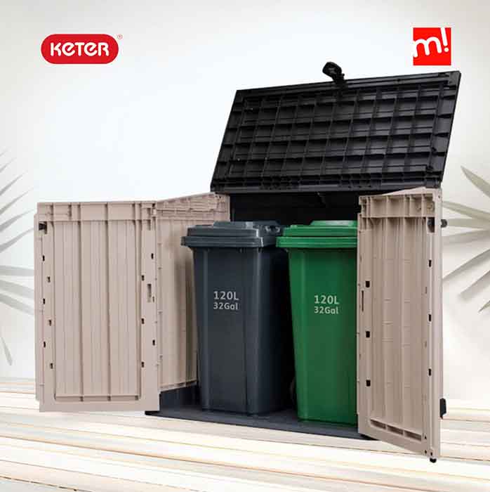 Cobertizo Keter con tapa y puertas abiertas y contenedores de basura en su interior sobre fondo de exterior recreado, con logos Keter y Maxjardín