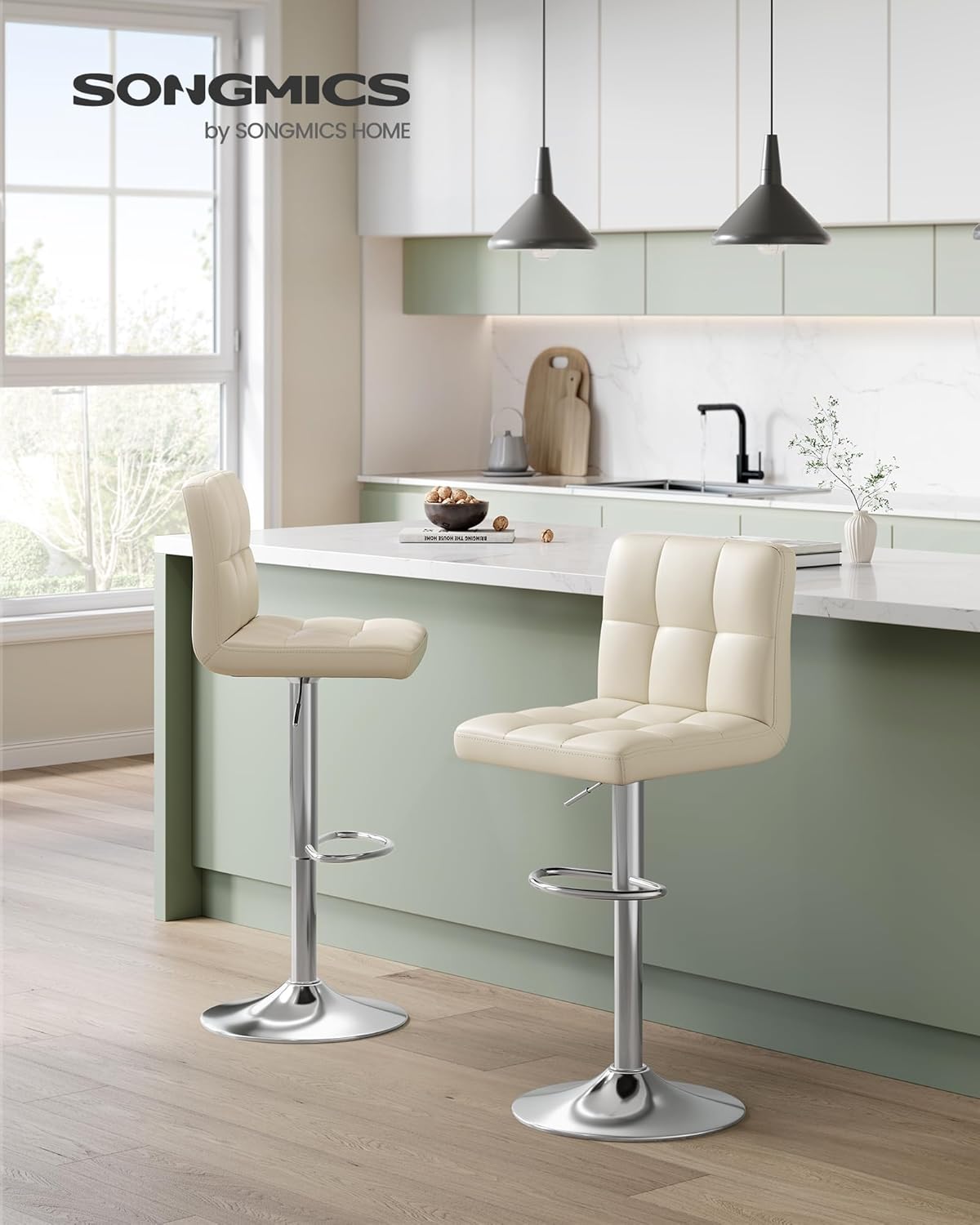 2 Taburetes beige altos de cocina con respaldo y Reposapiés, Regulables en Altura en Piel Sintética, Giratorio 360°, Acero Cromado. Vista en ambiente de cocina. SONGMICS