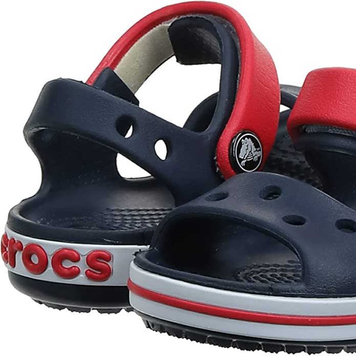 Detalle de la punta y el talón de las Sandalias infantiles Crocs Unisex azul marino y rojo 19/20 EU. Crocband