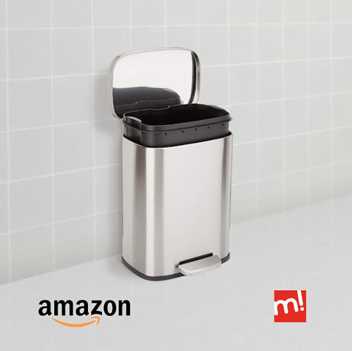 Vista general de Cubo 50 litros Nickel Satinado Amazon Basics con tapa abierta en ambiente de cocina con logo de Amazon y Maxjardín