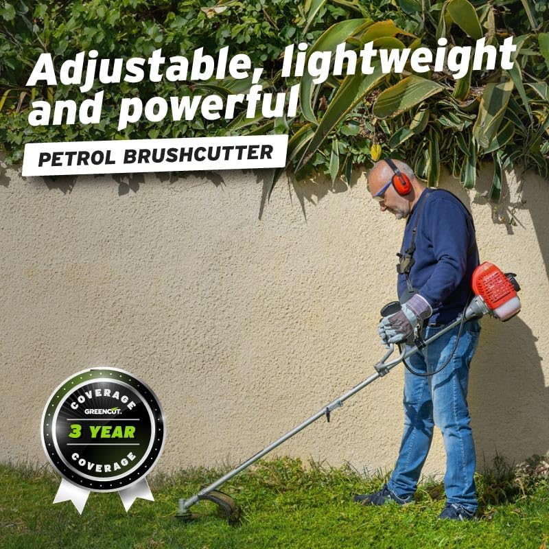 Hombre maduro con Desbrozadora Greencut ajustable, ligera y poderosa en jardín