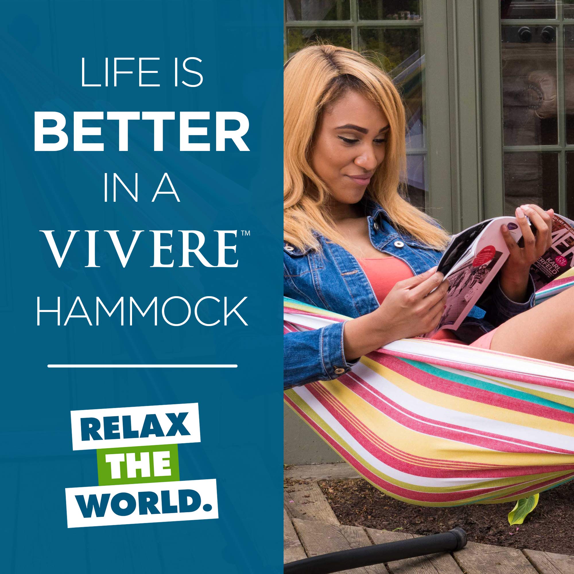 Modelo descansa leyendo en la hamaca Vivere a rayas de colores con estructura