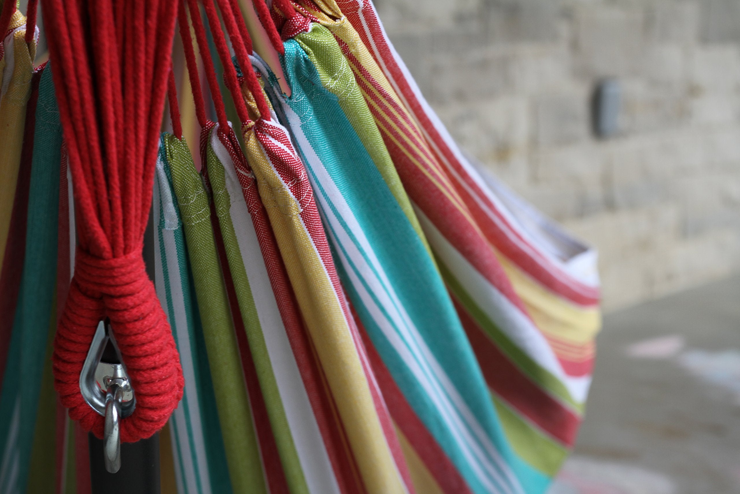 Detalle de la hamaca Vivere a rayas de colores con estructura