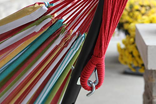 Detalle de la hamaca Vivere a rayas de colores con soporte metálico