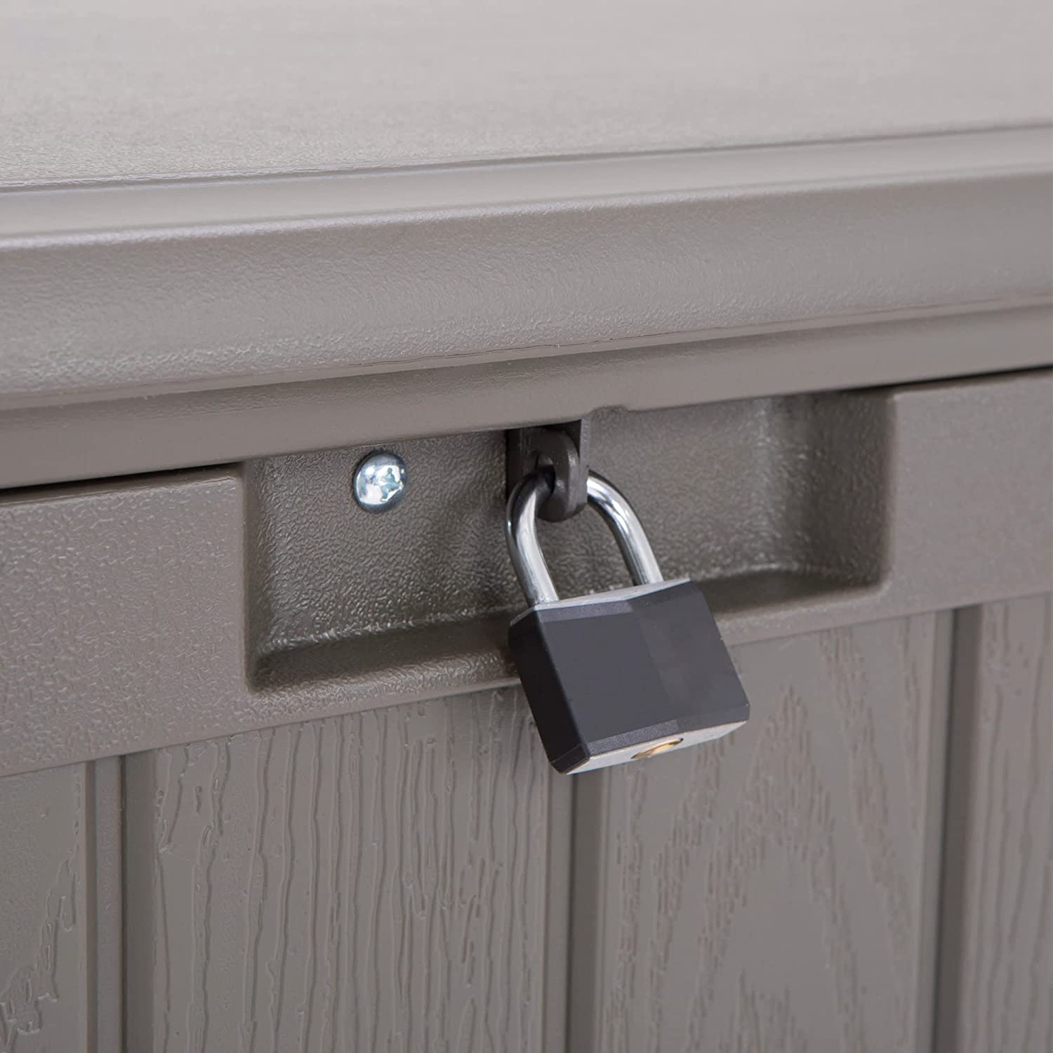 Detalle del cierre con candado del Baúl para jardín ultrarresistente 127x64x67 cm UV100 color grafito. LIFETIME