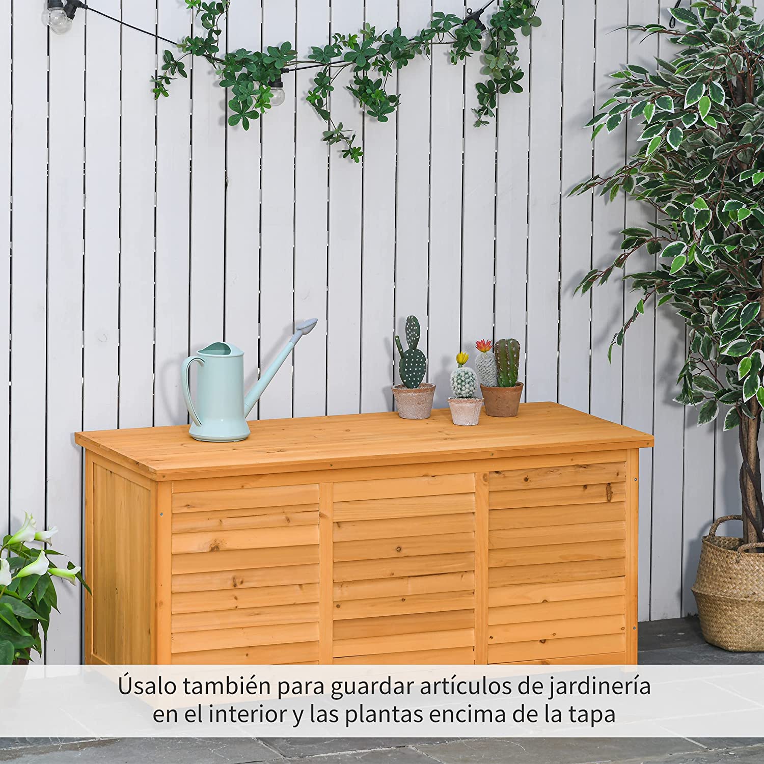 Bonito patio con la Caja de Almacenamiento de Madera para Exterior con Tapa y Diseño tipo Persiana 127x56x60 cm Natural. Outsunny