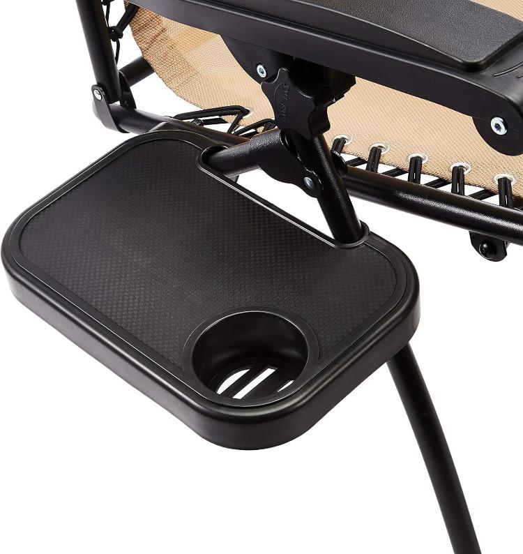 Detalle de bandeja con portavasos de la silla plegable de gravedad cero de Amazon Basics