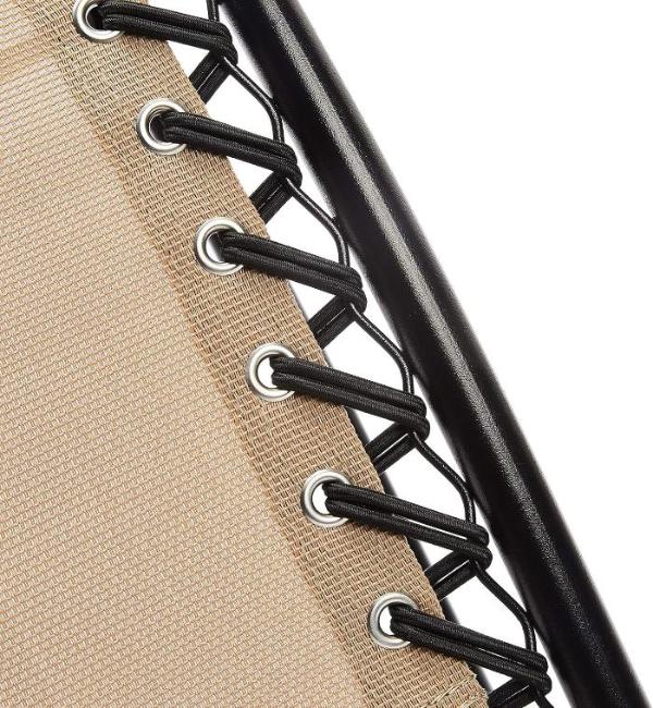 Detalle del cosido de la tela con la estructura de la silla plegable de gravedad cero de Amazon Basics