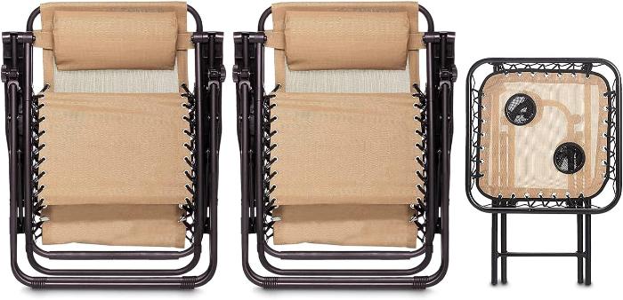 Vista frontal del pack de 2 sillas gravedad cero y mesita todos ellos plegados, de Amazon Basics