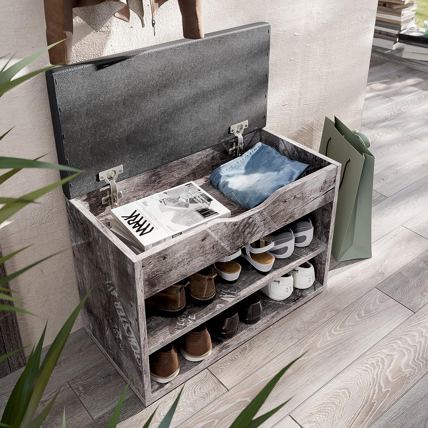 Vista en ambiente de habitación con tapa abierta del Banco Zapatero con asiento acolchado color Rústico Vintage 60x42x30cm WM032-ES-B. RICOO