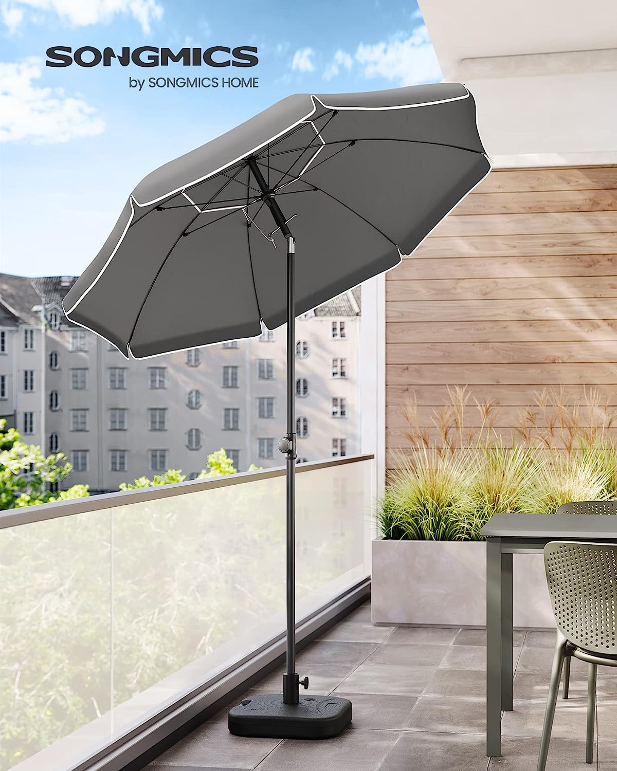 Vista de bonito balcón con la Sombrilla de playa plegable 160 cm, UPF 50+, Inclinación Bidireccional de 30°, Altura Ajustable, con Bolsa de Transporte, también para Balcón Jardín Terraza, sin Base, color Gris GPU60WTV1 - SONGMICS