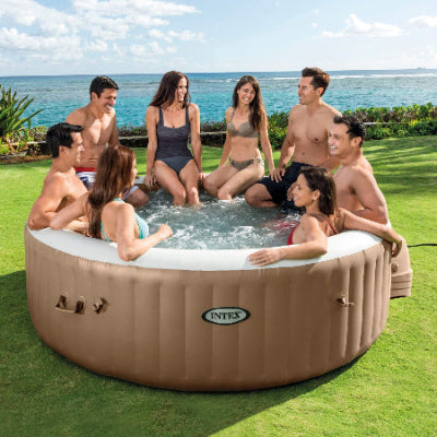 Spa hinchable Intex beige para 8 Personas en jardín con 8 amigos