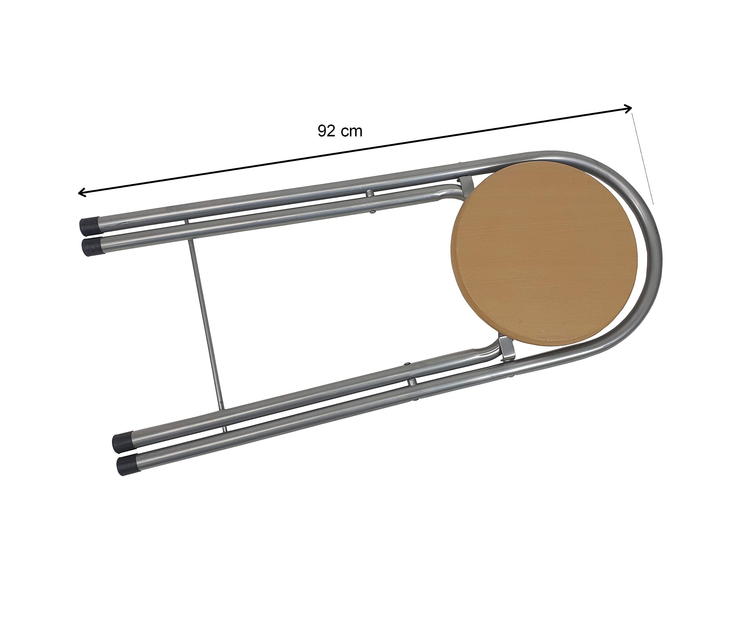 Medidas del taburete plegado de estructura metálica y asiento de madera Bolata sobre fondo blanco