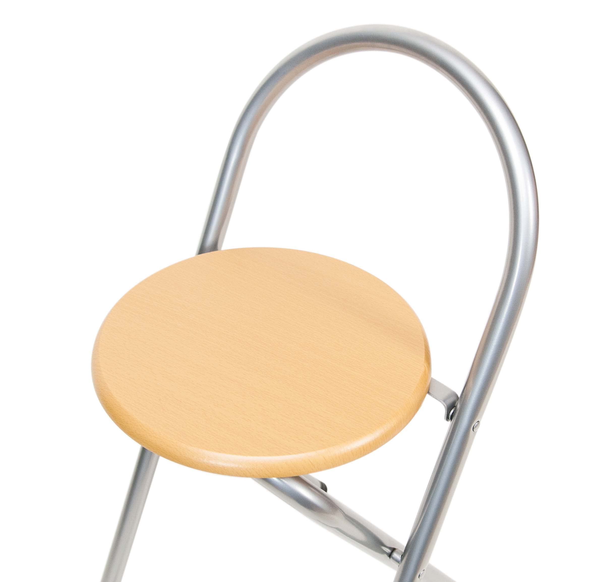 Detalle del asiento y respaldo del taburete Bolata sobre fondo blanco