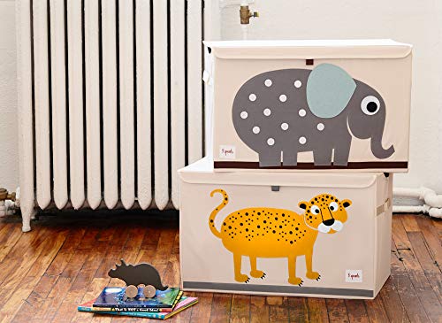 Baúl de almacenamiento de juguetes para habitación de niños y niñas decorado de Leopardo. Vista en habitación. 3 Sprouts