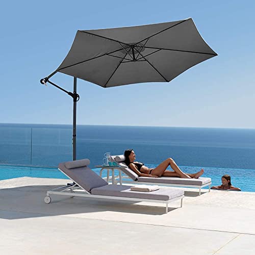 Vista de preciosa terraza con piscina y el Parasol Excéntrico de 300 cm. para Jardín con Manivela y Funda Protectora, Protección UV, Gris. VOUNOT
