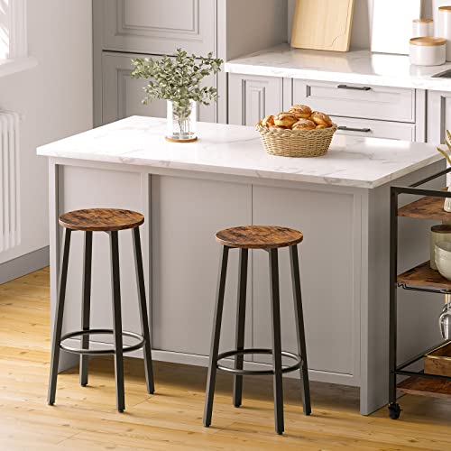 Vista general en cocina moderna blanca de Juego de 2 Taburetes de Bar Redondos, Estilo Industrial, 30 x 62.5 cm (Diá. x Alto), Estructura Metálica, Patas Ajustables y Fácil Montaje EBF02BY01. HOOBRO