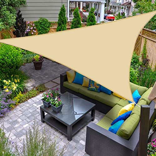 Vista en bonito patio con el Toldo Vela de Sombra Triangular 3,6 x 3,6 x 3,6 m, protección Rayos UV Impermeable para Exteriores Color Arena. AXT SHADE
