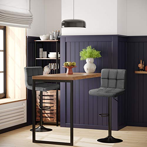 Vista en estancia moderna de Juego de 2 Taburetes para barra con respaldo ideales en la Cocina o el bar, tapizados de Terciopelo, Altura Ajustable Giratoria y Reposapiés, Metal, Gris Oscuro de Songmics