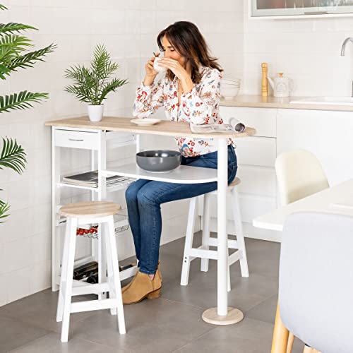 Conjunto de mesa alta y 2 taburetes de madera color blanco con 1 cajón, 2 estantes, cesta extraíble y botellero para cocina. Vista ambiente en cocina moderna - LOLAhome