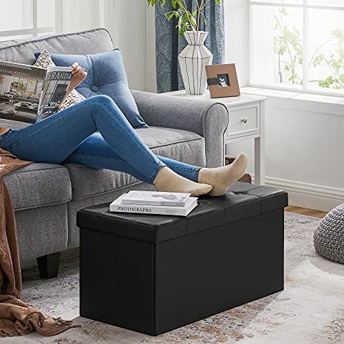 Usa como reposapiés junto al sofa la Otomana Puff de Almacenaje de 80 litros y carga hasta 300 kg. Elaborado en PVC negro acolchado ideal en sala de estar, dormitorio o entrada. LSF105 de Songmics