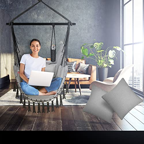 Ambiente en salón con la Silla Colgante con 2 Cojines, portabebidas y Compartimento para Libros. Adultos y niños, resiste hasta 150 kg, para Interior y Exterior, Grigio. KESSER®