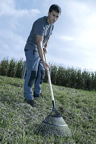 Hombre limpiando el jardín con el Rastrillo para limpieza de jardín de ramas y hojas. Púas de acero. 3041 CM. Bellota