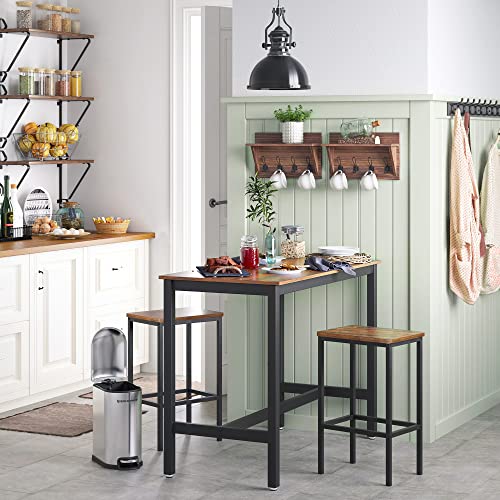 Juego de 2 Taburetes de Bar Altos de estilo Industrial Rústico Marrón y Negro. Vista en ambiente de cocina. LBC65X. VASAGLE