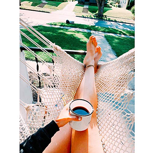 Vista de jardín con joven descansando en la Silla Colgante supergrande de Tejido de Cuerda de algodón Hilado Suave, Barra separadora de Madera Dura Silla Ancha de Encaje giratoria para el Aire Libre. Chihee