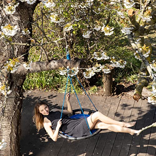 Mujer joven descansando en el jardín con su Columpio tipo Nido para Jardín con Altura Ajustable para Niños y Adultos, hasta 100 kg, Rojo, ø 80 cm. Relaxdays