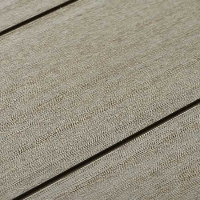 Detalle de textura de madera en placas Duotech de armario exterior Keter High Store