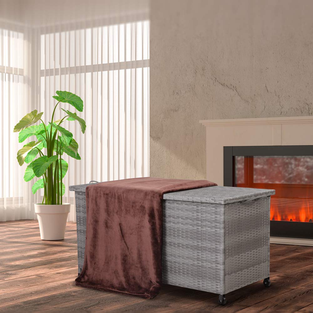 Arcón CASARIA de Poliratán Gris con manta sobre él, en interior de bonito salón