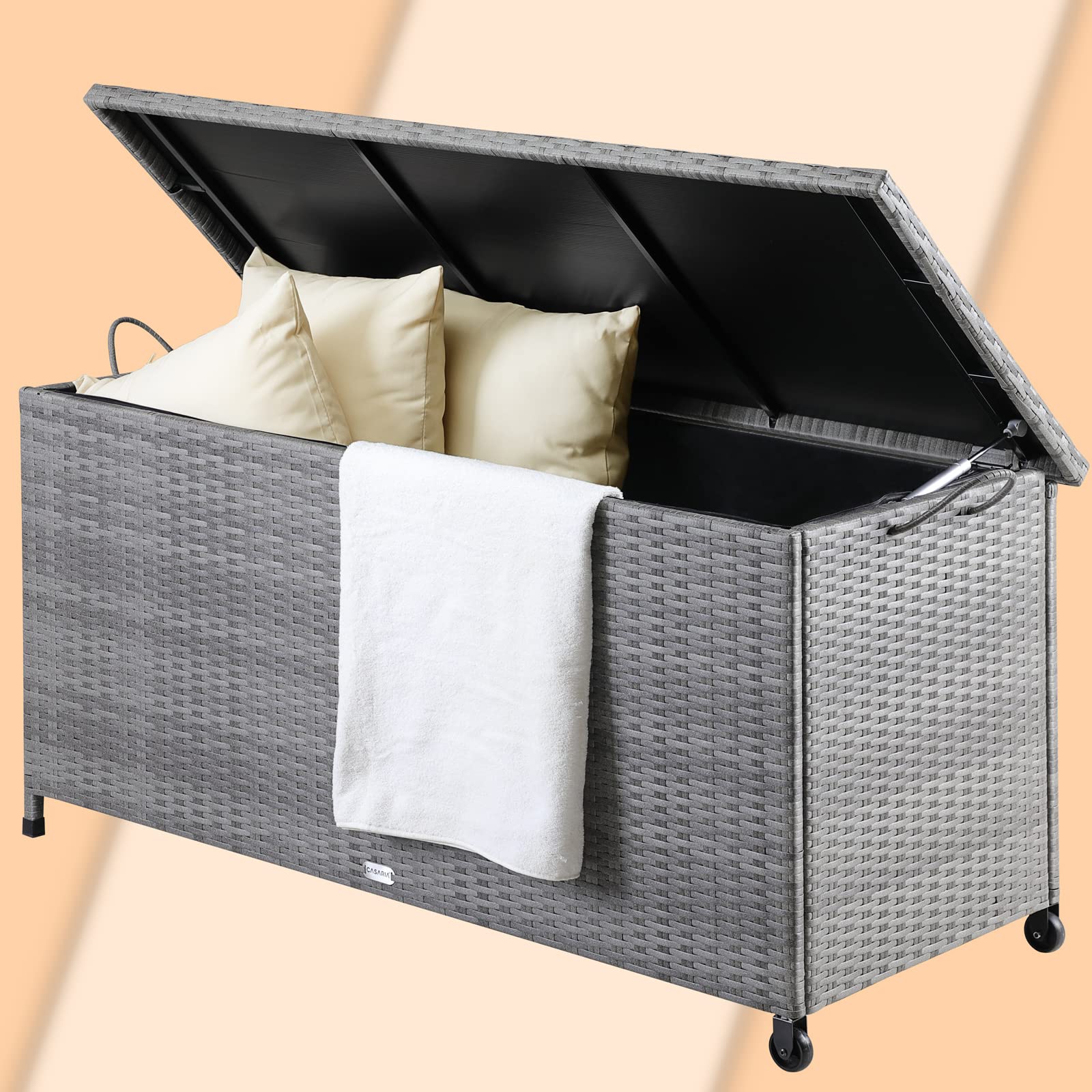 Arcón CASARIA con tapa abierta y cojines en su interior hecho de Poliratán Gris con 2 Ruedas y Asas
