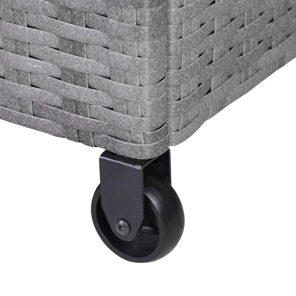 Detalle de la rueda del arcón CASARIA sobre fondo blanco