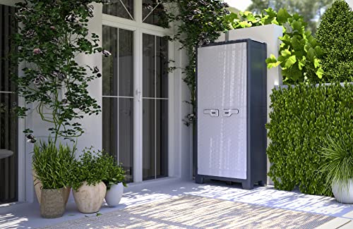 Vista de armario Titan de keter en terraza de bonita casa