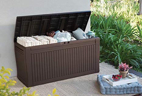 Arcón exterior, Comfy Capacidad 270 litros, Color marrón. Detalle de arcón en patio exterior. Keter