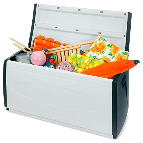 Baúl Multifuncional con Capacidad 308 litros. Ideal en interior y exterior, Gris claro y negro. Box 120 Qblack. Vista con tapa abierta y enseres de jardín. Terry