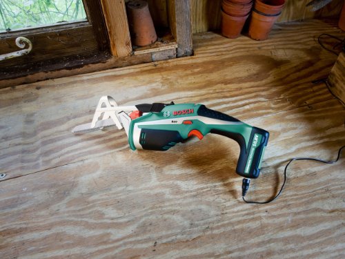 Vista en ambiente de la Sierra de jardín a batería. Tiempo de carga de la batería: 3,5 hrs, 10,8 V. Keo. Bosch