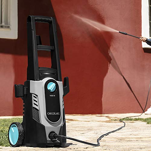 Limpienado paredes exteriores con Hidrolimpiadora HidroBoost 1400 w EasyMove de Cecotec hecho en España. Compacta, potente y portátil. Ruedas y asa alta. Caudal máx 408 l/h. 105 bares máx. Boquilla turbo y boquilla ajustable. | maxjardin