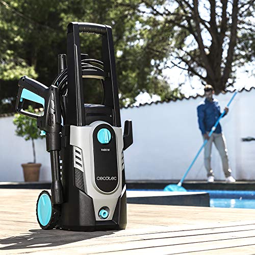 Mantenimiento en zona de jardín con Hidrolimpiadora HidroBoost 1400 w EasyMove de Cecotec hecho en España. Compacta, potente y portátil. Ruedas y asa alta. Caudal máx 408 l/h. 105 bares máx. Boquilla turbo y boquilla ajustable. | maxjardin