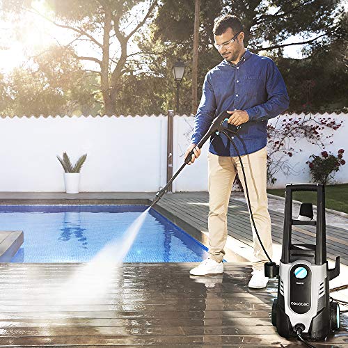 Limpieza de tarima de madera junto a piscina con Hidrolimpiadora HidroBoost 1400 w EasyMove de Cecotec hecho en España. Compacta, potente y portátil. Ruedas y asa alta. Caudal máx 408 l/h. 105 bares máx. Boquilla turbo y boquilla ajustable. | maxjardin
