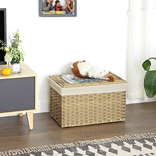 SONGMICS Caja de Almacenamiento de Estilo Ratán, Cesta de Almacenamiento de 65L, con Asas de Revestimiento de Tapa, Baúl de Almacenamiento, Rectangular, Natural . Vista en salón para guardar revistas o juguetes. RST56NL