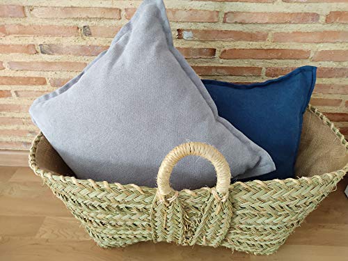 Almacenaje de cojines con el Leñero de esparto forrado de arpillera, yute. REGALO: escobilla y aventador (60X43X28) 7149-Mediana. Hecho en España por Cesteria Aparici