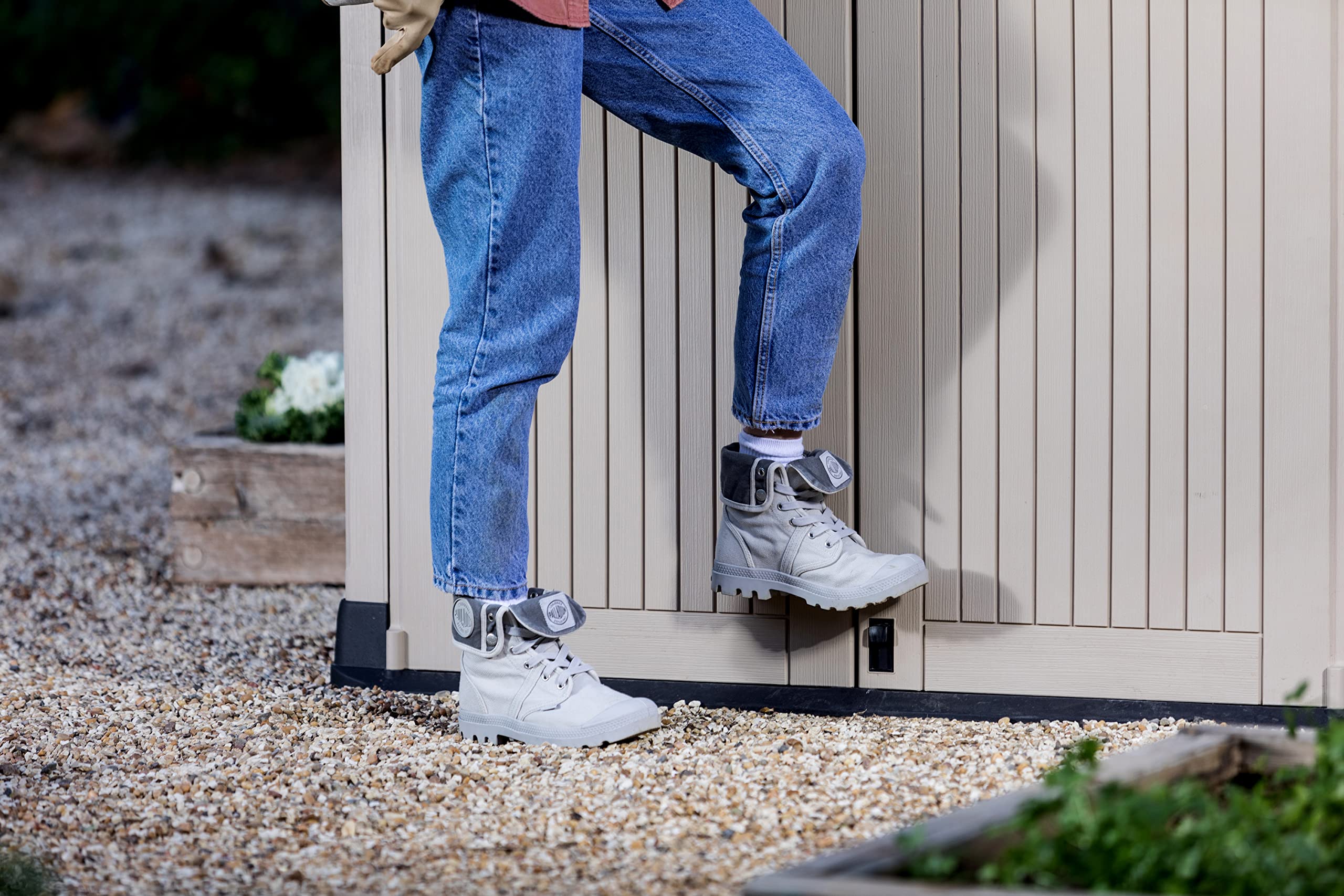 Cerrando pestillo de pie del cobertizo Keter Sio Midi 800 en exterior