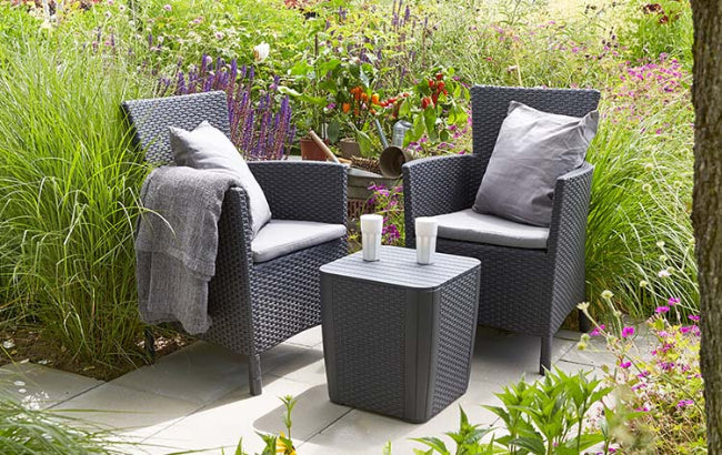 Conjunto de terraza o balcón Keter Iowa con 2 sillones y mesa Luzon en rattán, con cojines incluidos, Capuchino. Conjunto grafito en jardín. Keter