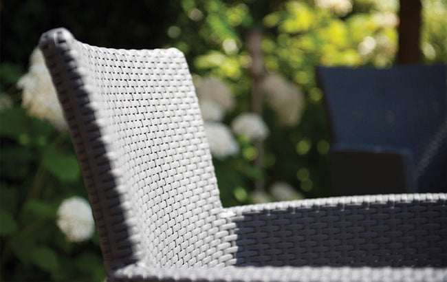 Conjunto de terraza o balcón Keter Iowa con 2 sillones y mesa Luzon en rattán, con cojines incluidos, Capuchino. Detalle respaldo rattan. Keter