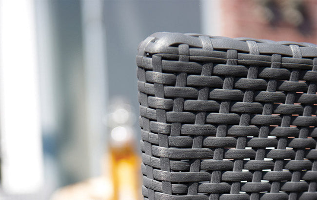 Conjunto de terraza o balcón Keter Iowa con 2 sillones y mesa Luzon en rattán, con cojines incluidos, Capuchino. Detalle tejido rattan. Keter