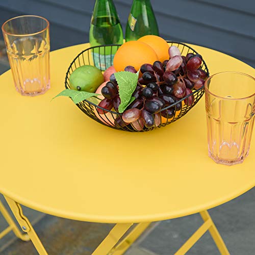 Detalle de mesa del conjunto de Muebles Plegables de Jardín de 3 Piezas Mesa y 2 Sillas de Metal para Balcón Terraza Exteriores Ø60x71 cm Amarillo. Outsunny