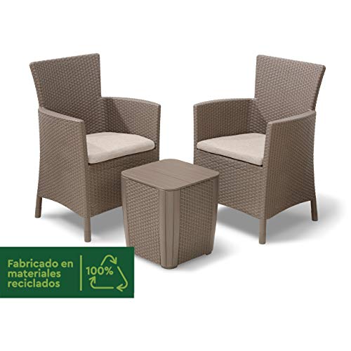 Conjunto de terraza o balcón Keter Iowa con 2 sillones y mesa Luzon en rattán, con cojines incluidos. Fabricado con materiales reciclados 100%. Capuchino. Keter